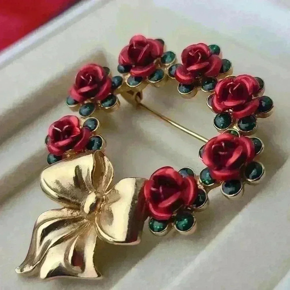 Avon NR red rose Wreath flowers brooch Christmas style Gold-toned red green - Picture 3 of 16